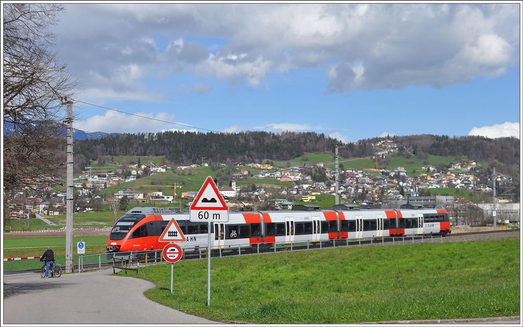 R5715 mit 404 023-6 bei Schaanwald im Fürstentum Liechtenstein. Dahinter Mauren mit dem Schellenberg. (29.03.2016)