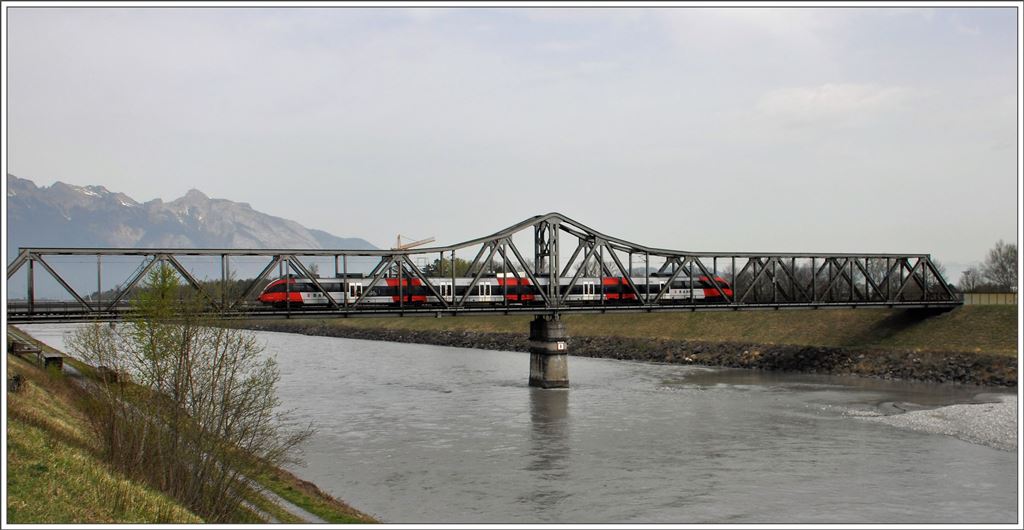 R5715 nach Feldkirch auf der Rheinbrücke zwischen Buchs SG und Schaan FL. (05.04.2016)