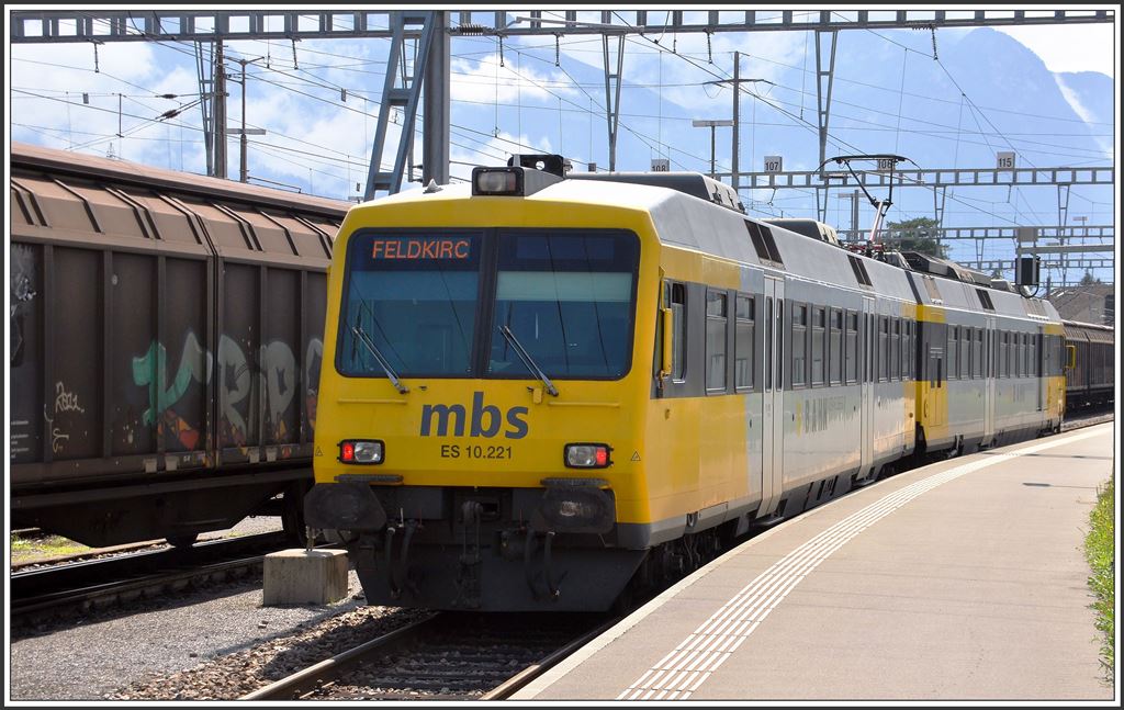 R5715 nach Feldkirch mit Montafoner NPZ ET 10.121/ES 10.221 in Buchs SG. (25.08.2015)