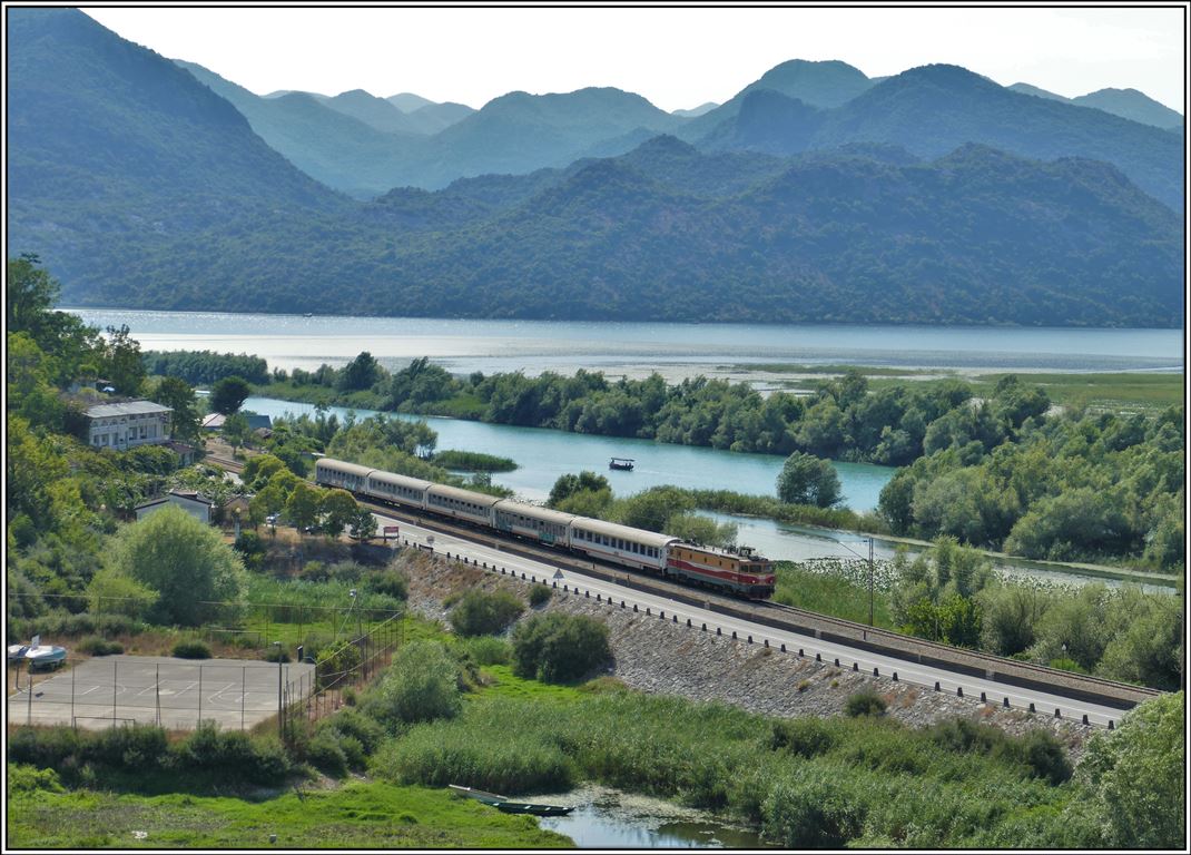 R6102 von Bar nach Podgorica mit 461-039 bei Vranjina. (21.07.2019)