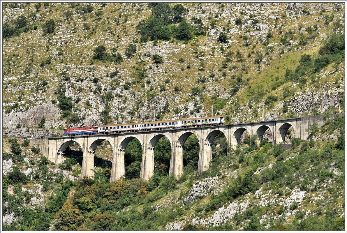 R6102 mit einer E-Lok BR 461 bei Bioče auf der Fahrt nach Bielo Polje. (02.08.2016)