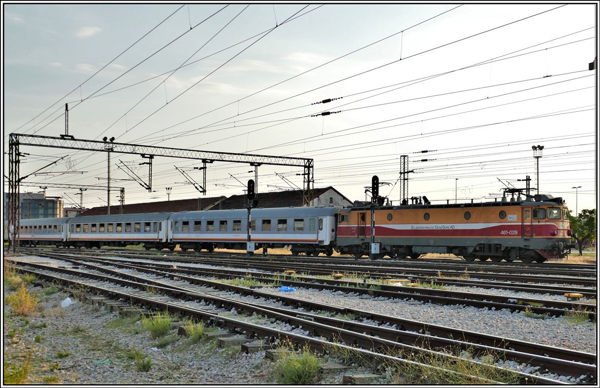 R6104 aus Bar mit 461-029 fährt in Podgorica ein. (21.07.2019)