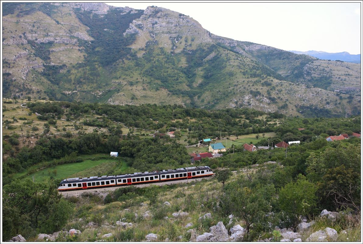 R6104 hat auf dem Mala Rijeka Viadukt die Talseite gewechselt. (02.08.2016)