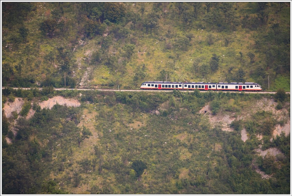 R6104 mit eienm CAF Triebzug der BR 6111 zwischen Bioče und dem Mala Rijeka Viadukt. (02.08.2016)