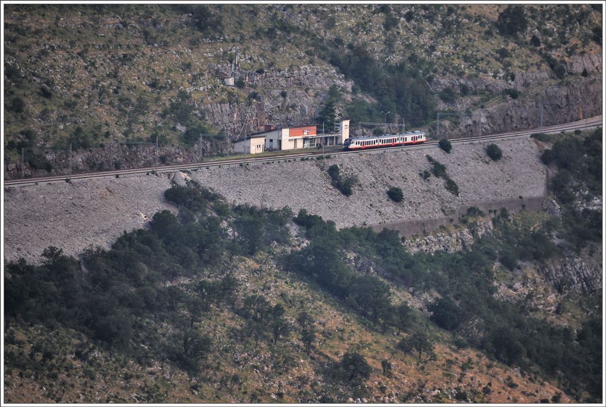 R6104 mit einem CAF Triebzug BR 6111 hält am einsamen Bahnhof von Bioče. (02.08.2016)