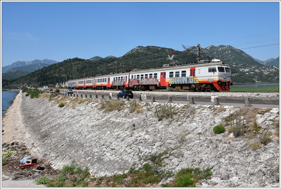 R6155 Podgorica - Bar mit RVR 412-042 auf dem Damm von Lesendro am Skutariesee. (03.08.2016)