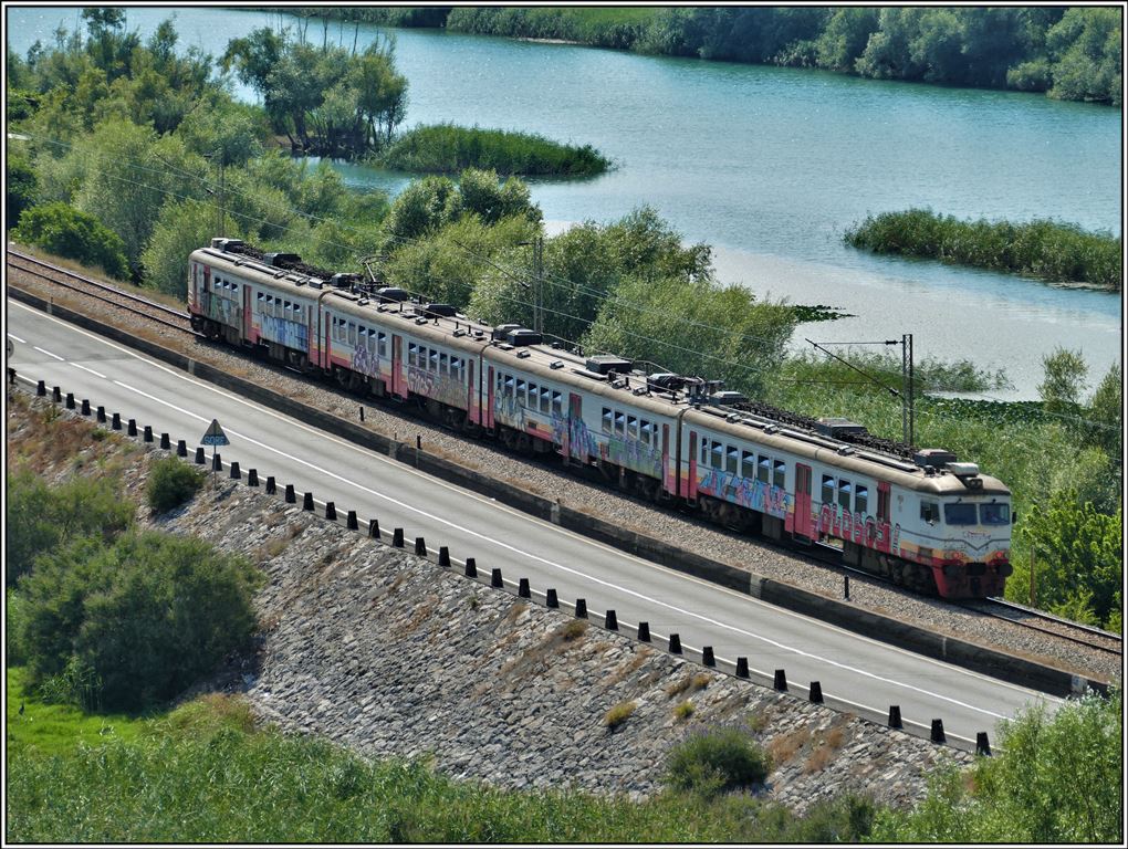R6157 mit Riga-Triebzug 412-045 ist auf dem Weg nach Bar bei Vranjina. (21.07.2019)
