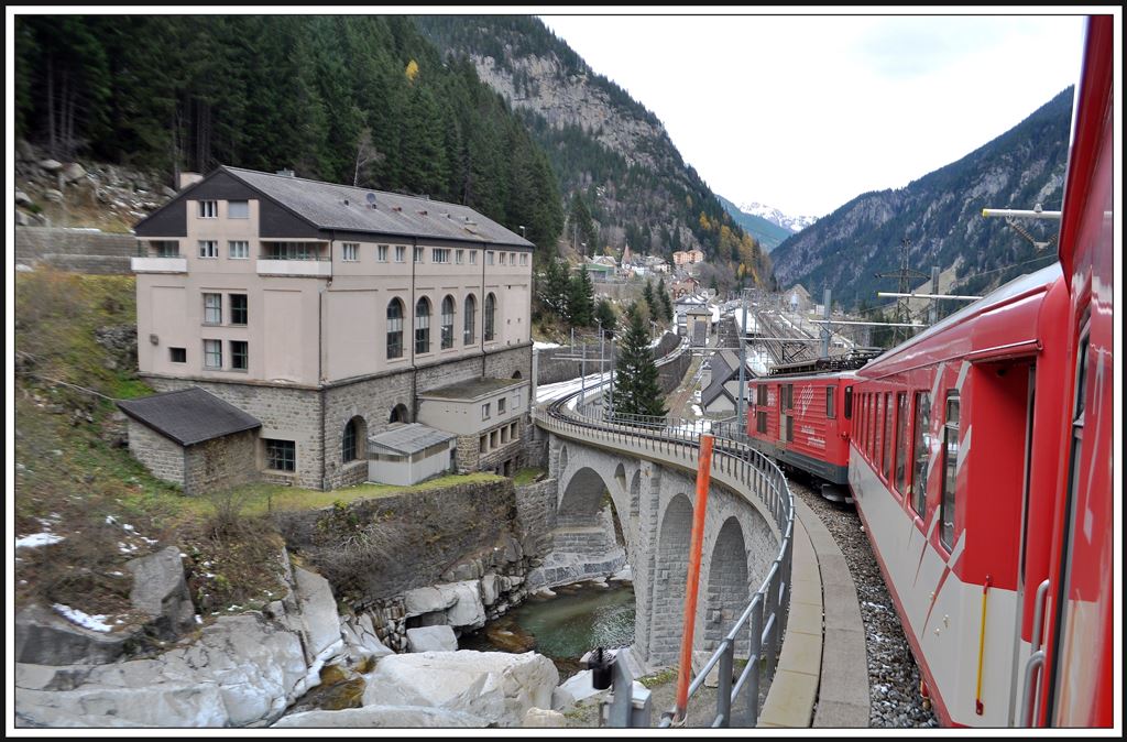 R645 nach Andermatt hat sich soeben mit dem schiebenden Dhe 4/4 in Gschenen in die Zahnstange eingeklinkt. (18.11.2013)