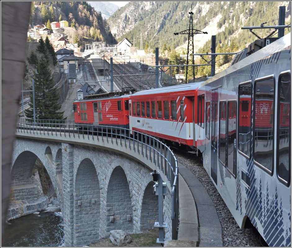 R657 nach Andermatt auf der Reussbrücke oberhalb Göschenen. (20.04.2018)