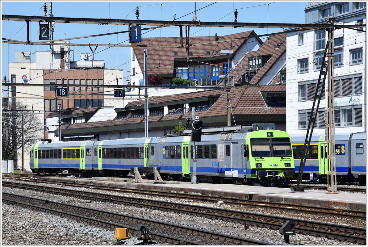 R6627 mit RBDe 565 232 aus Konolfingen fährt in Thun ein. (22.04.2017)