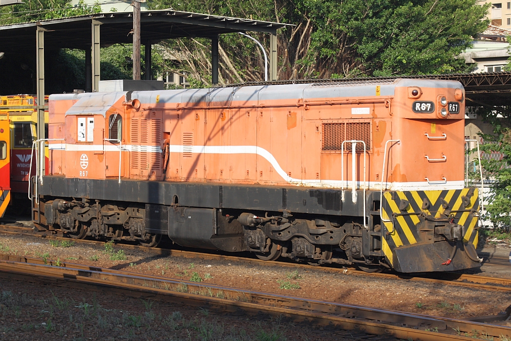 R67 am 01.Juni 2014 in Hsinchu Station.