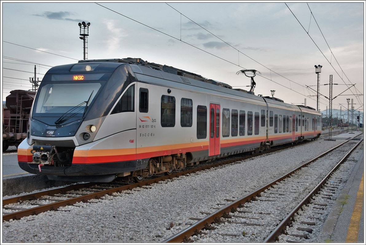 R7118 mit 6111 107-6 fährt als Regionalzug von Podgorica nach Nikšić. (02.08.2016)