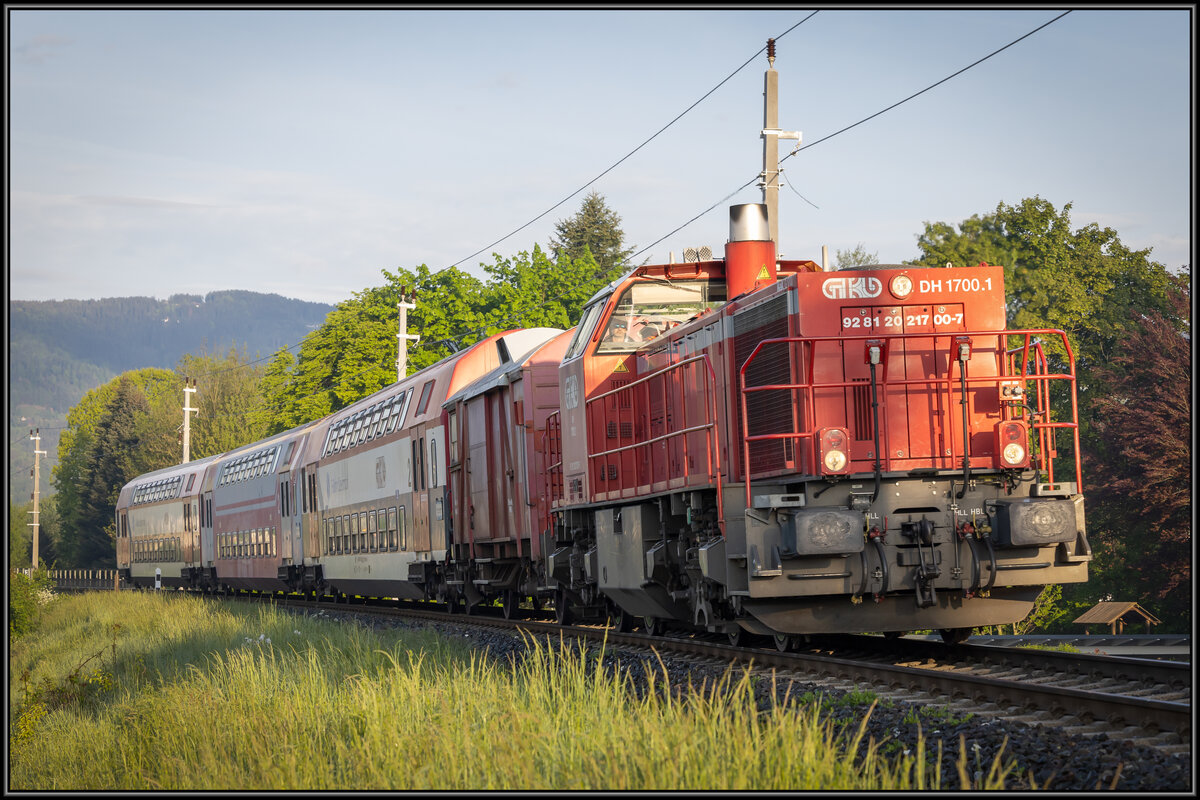 R7354 am Morgen des 12.Mai 2023 . Soeben erreicht er den Bahnhof Frauental Bad Gams. DH1700.2 mit dem Generatorwagen und 3 Doppelstockzwischenwagen bilden diesen Zug . 