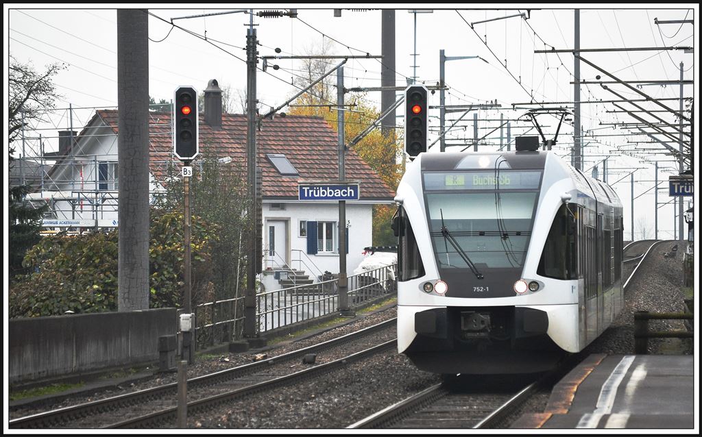 R7948 mit GTW 752-1 bei Trübbach. (21.11.2013)