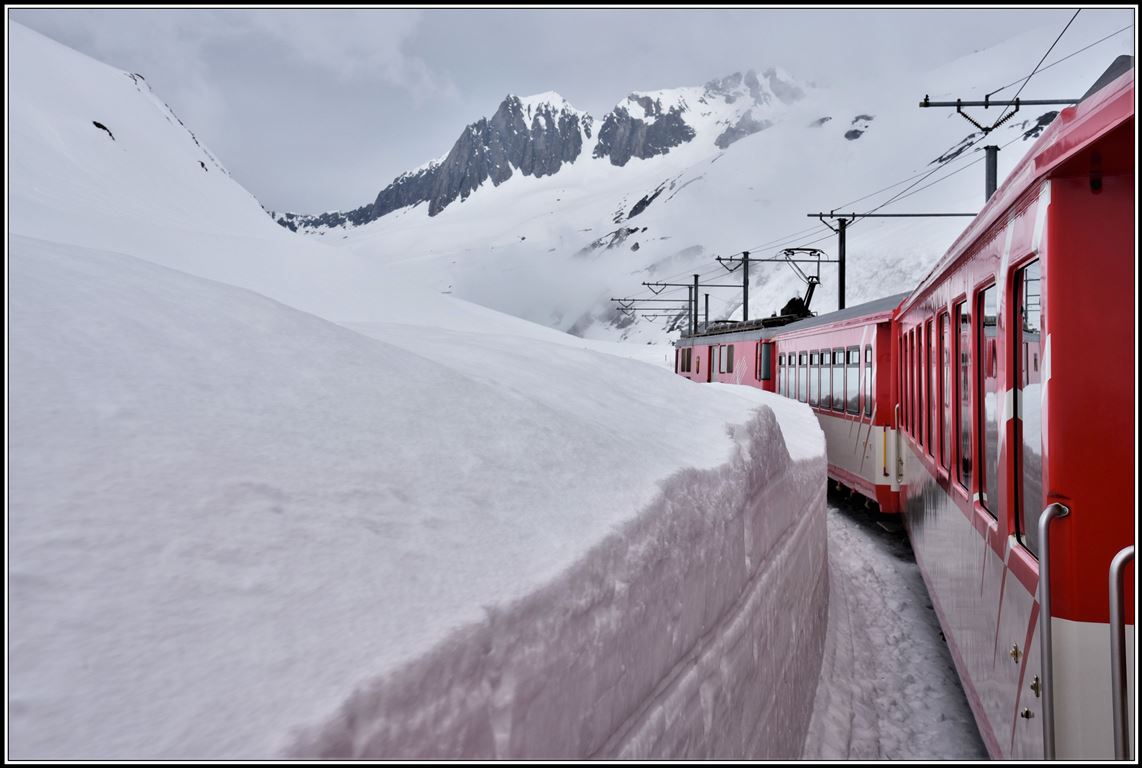 R823 mit Deh 4/4 21 nach Andermatt kurz vor der Oberalppasshöhe. (10.04.2019)