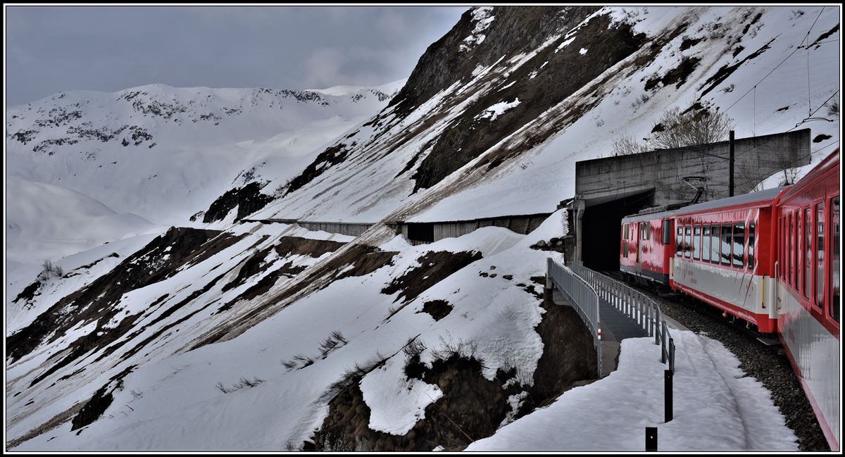 R823 mit Deh 4/4 21 nach Andermatt oberhalb von Tschamutt. (10.04.2019)
