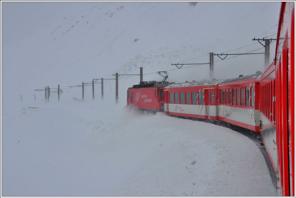 R827 mit HGe 4/4 II im Schneesturm am Oberalppass oberhalb von Nätschen. (13.01.2016)