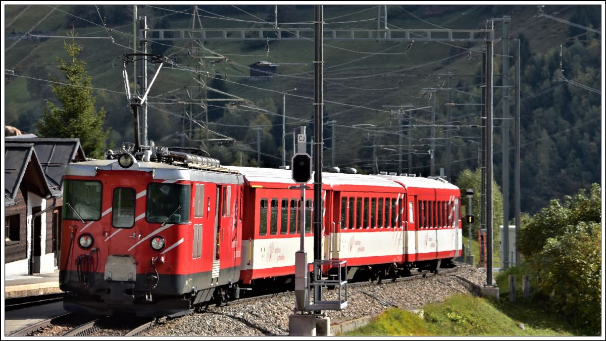 R828 mit Deh 4/4 24 nach Disentis/Mustér in Mumpé Tujetsch. (10.10.2019)