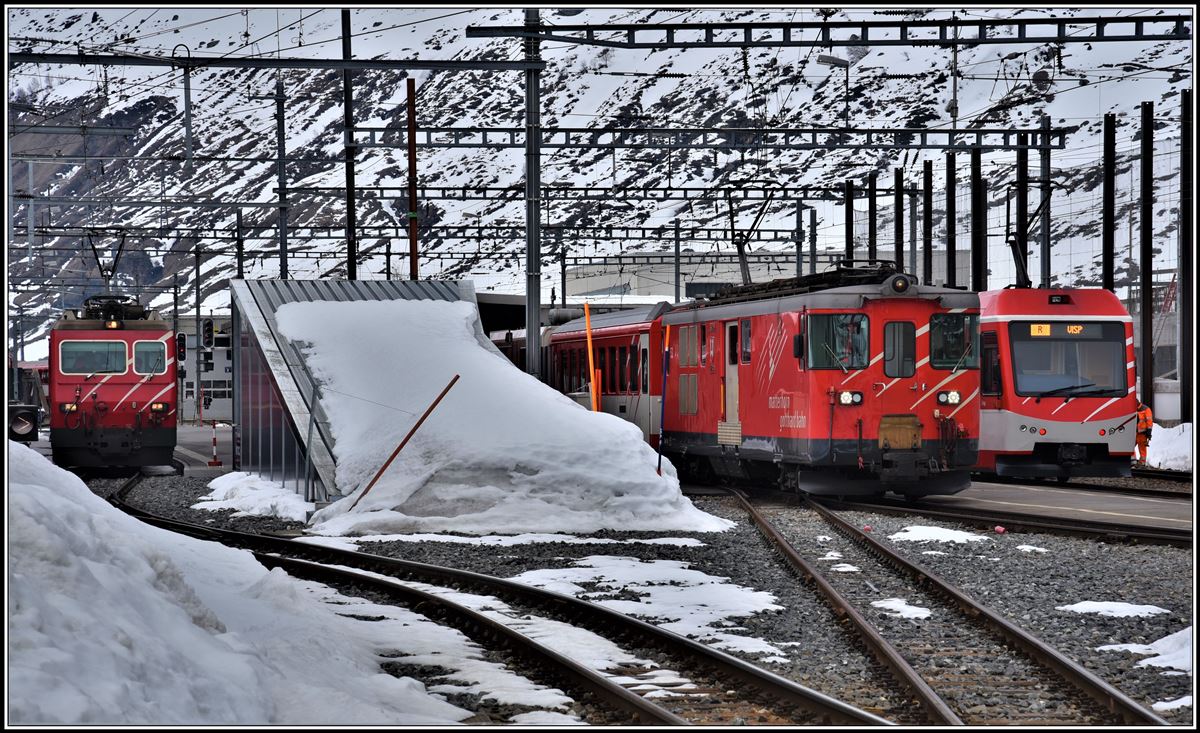 R828 mit einer HGe 4/4 II nach Disentis, R626 mit dem Deh 4/4 52 nach Göschenen, sowie ganz rechts der R537 mit ABDeh 4/10 2012 nach Visp in Andermatt. (10.04.2019)