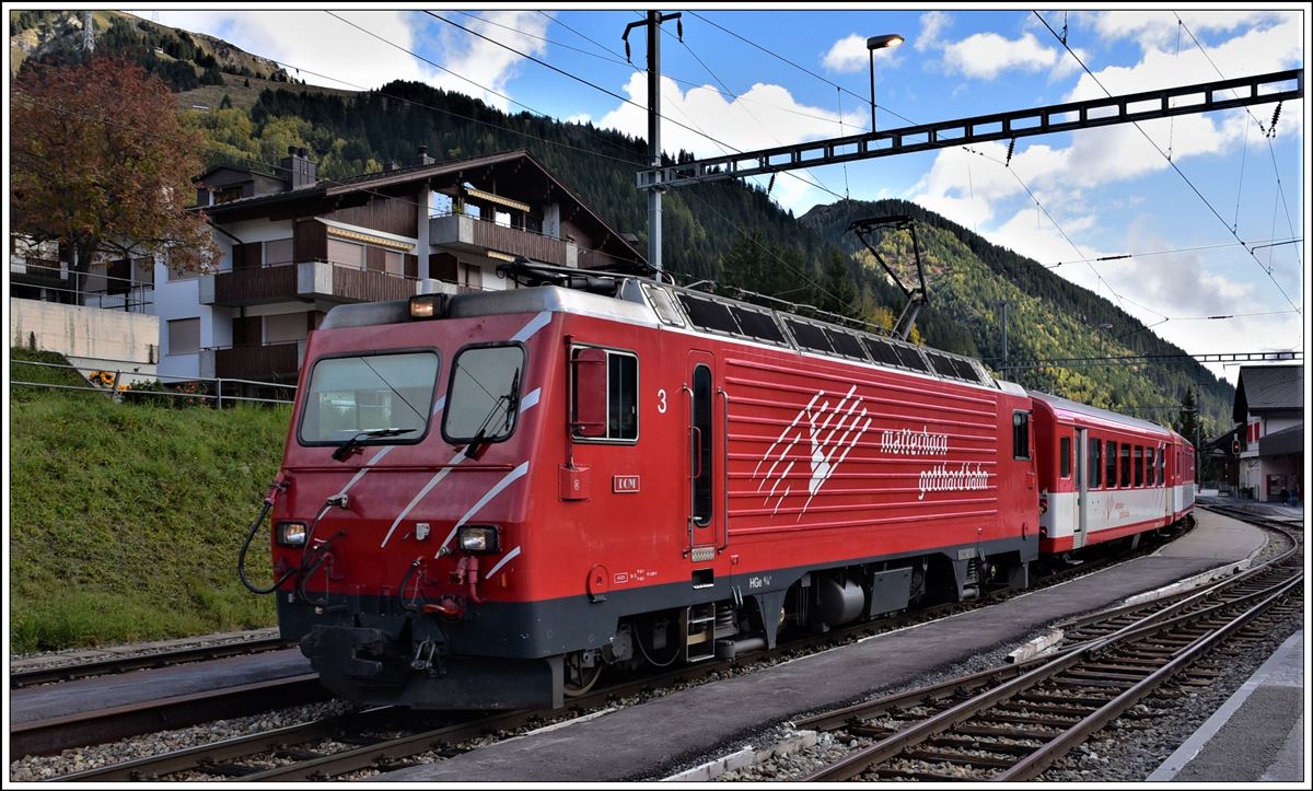 R831 nach Andermatt mit HGe 4/4 3  Dom  ex BVZ in Sedrun. (10.10.2019)
