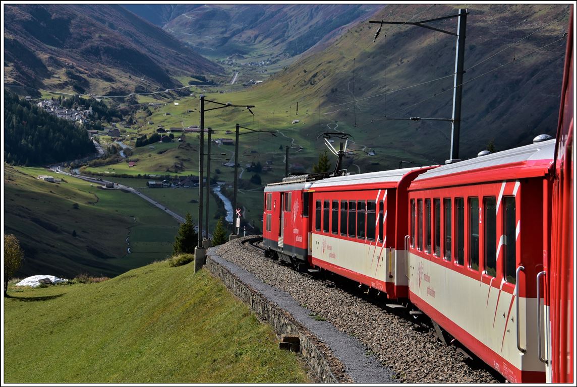 R835 mit Deh 4/4 24 nach Andermatt unterhalb Nätschen Bahnbilder.de