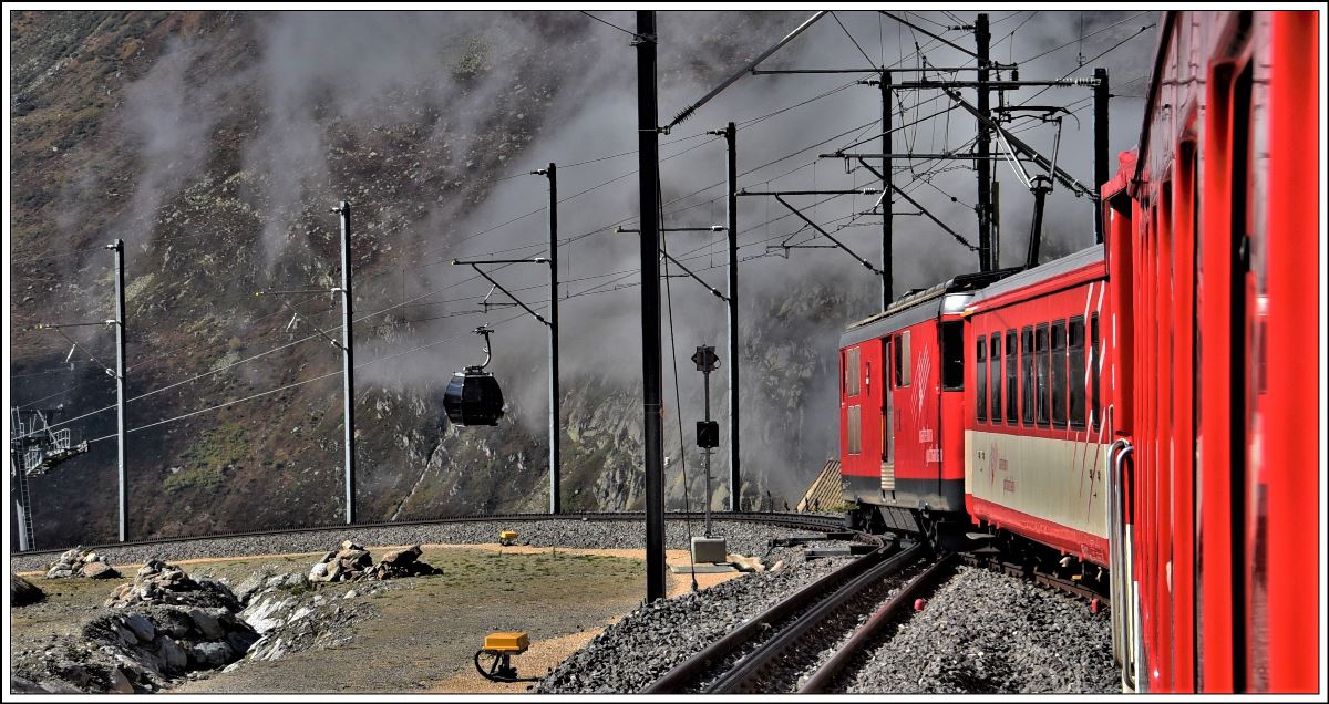 R835 mit Deh 4/4 24 nach Andermatt unterhalb Nätschen. (10.10.2019)
