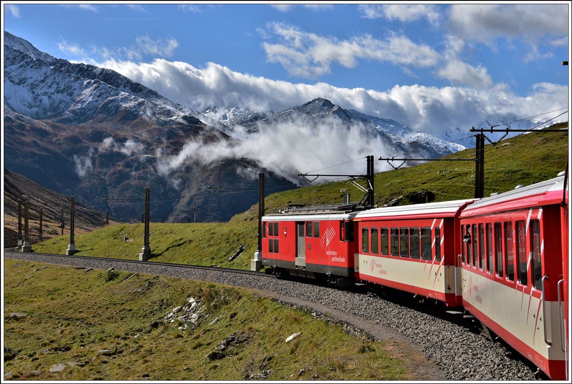 R835 mit Deh 4/4 24 nach Andermatt nach der Oberalppasshöhe 2044m im Abstieg nach Nätschen. (10.10.2019)