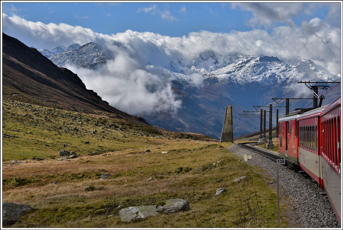 R835 mit Deh 4/4 24 nach Andermatt nach der Oberalppasshöhe 2044m. (10.10.2019)