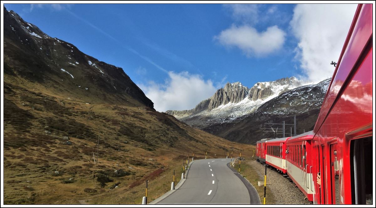 R835 mit Deh 4/4 24 nach Andermatt kurz vor der Oberalppasshöhe 2044m. (10.10.2019)