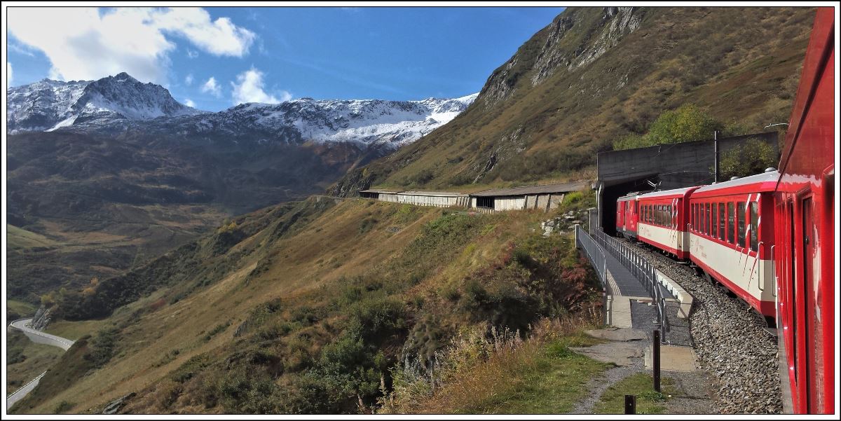 R835 nach Andermatt mit Deh 4/4 24 oberhalb Tschamut-Selva. (10.10.2019)
