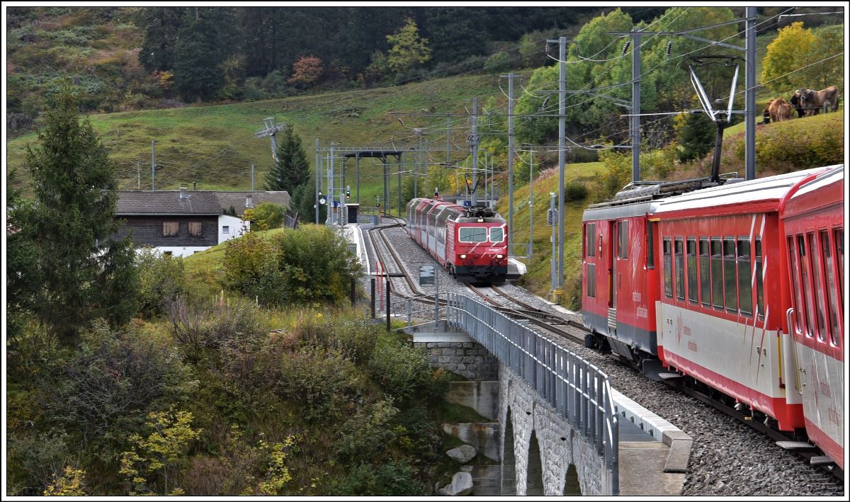 R835 nach Andermatt mit Deh 4/4 24 kreuzt in Dieni den Glacier Express PE900. (10.10.2019)