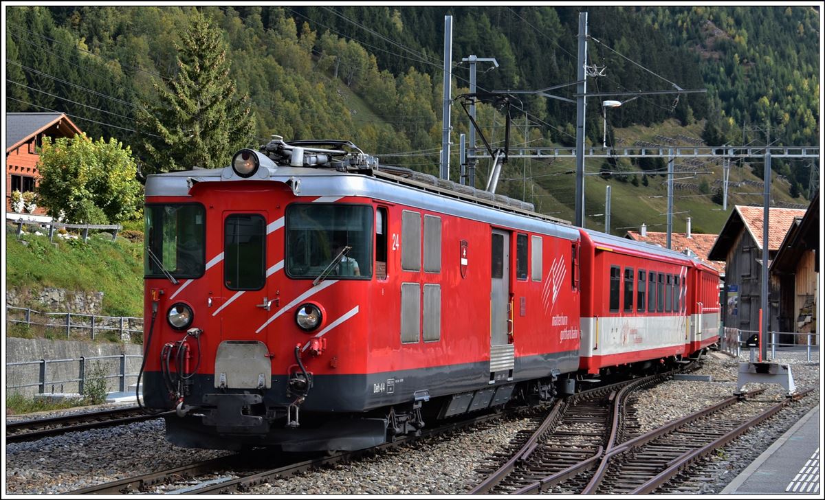 R835 nach Andermatt mit Deh 4/4 24 in Sedrun. (10.10.2019)