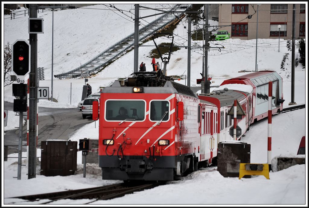 R839 mit einer HGe 4/4 II kommt vom Oberalppass herunter und erreicht soeben den Talgrund von Andermatt. (18.11.2013)