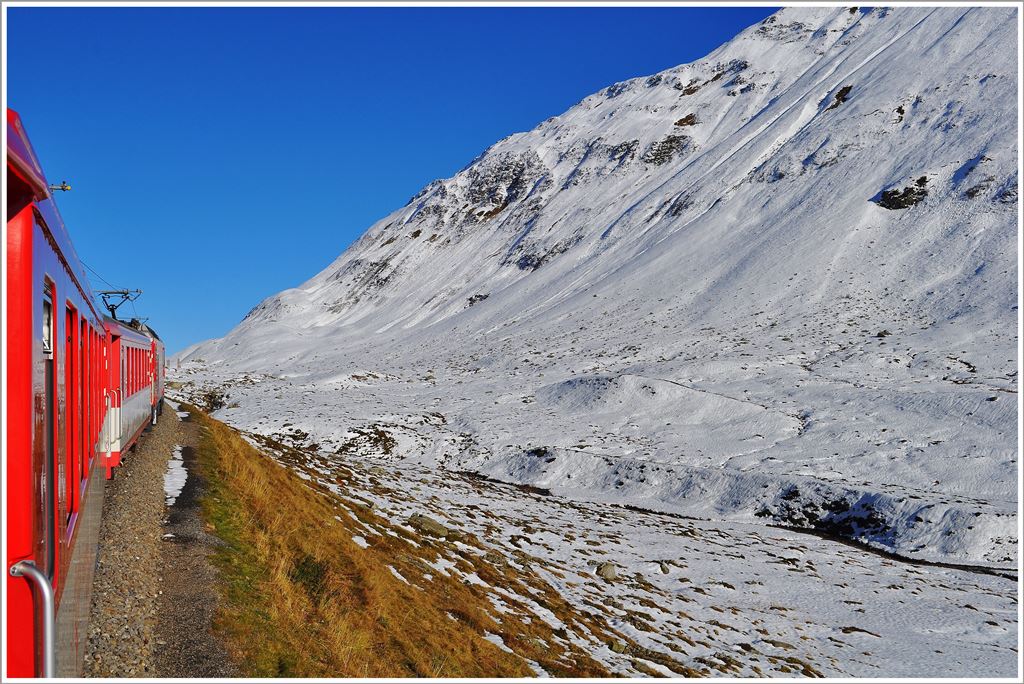 R852 mit HGe 4/4 104 zwischen Ntschen und Oberalppass. (17.10.2013)