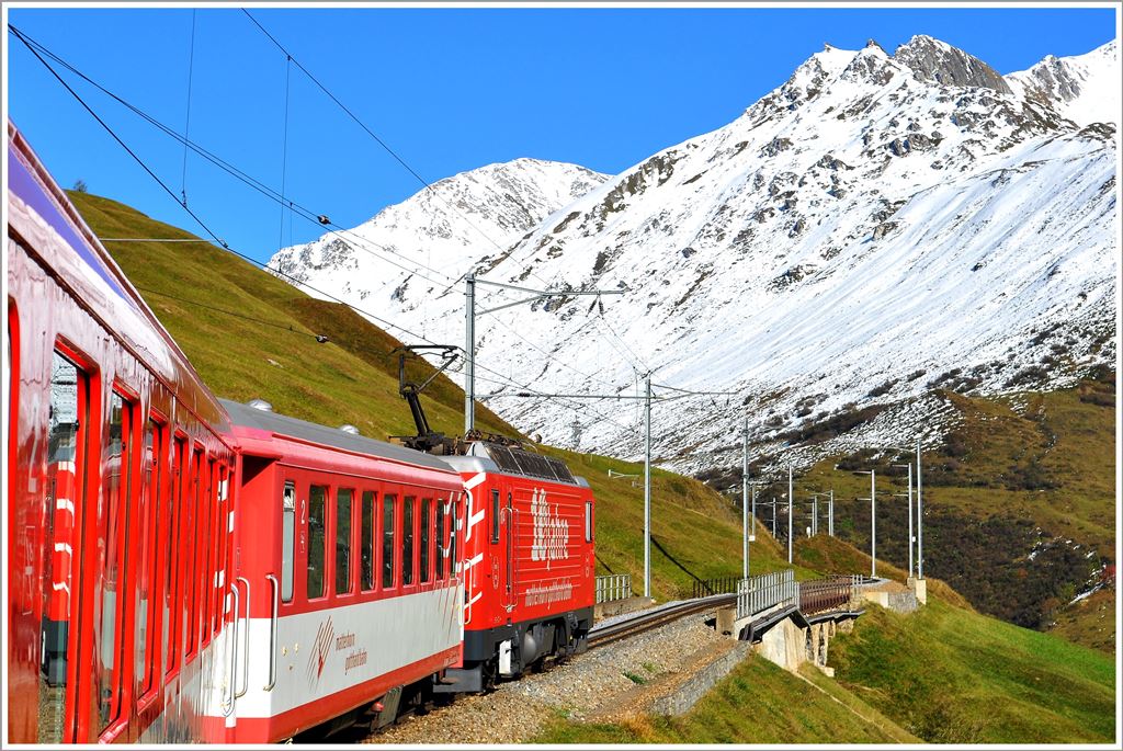 R852 mit HGe 4/4 104 zwischen Andermatt und Ntschen. (17.10.2013)