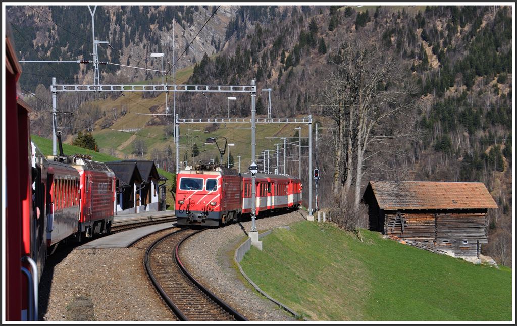 R852 und R855 begenen sich planmässig in Mompé Tujetsch. (22.04.2015)