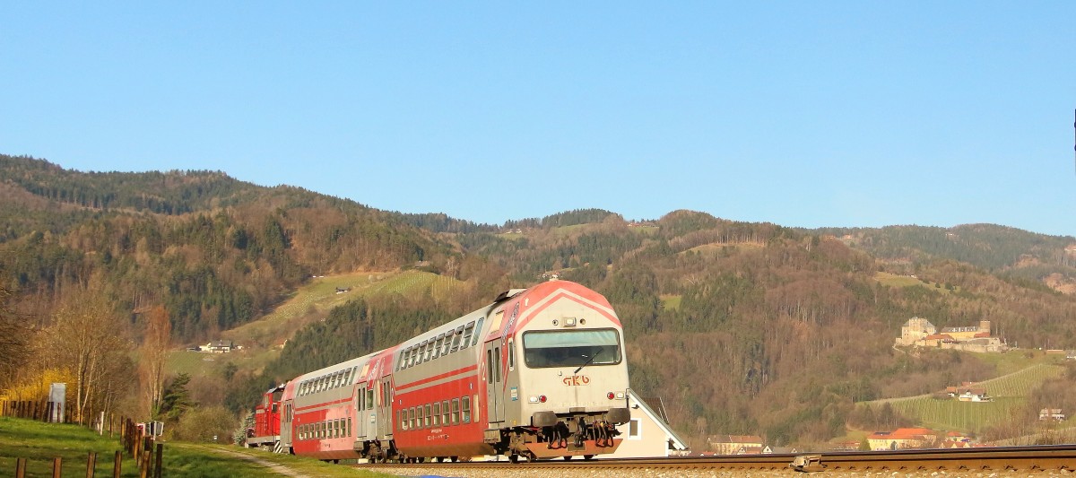 R8553 verkehrte am 18.03.2014 mit einer  Reinrassigen  Doppelstock-Garnitur in Ursprungslackierung. Hier zu sehen auf der Leibenfelder Höhe.  