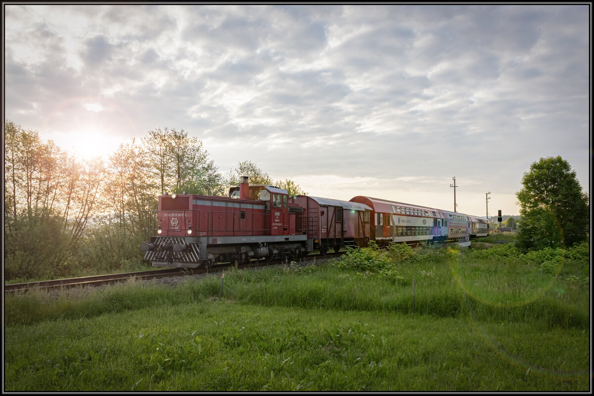 R8554 verlässt am Morgen des 26.Mai 2023 den Bahnhof St. Martin im Sulmta Bergla. 