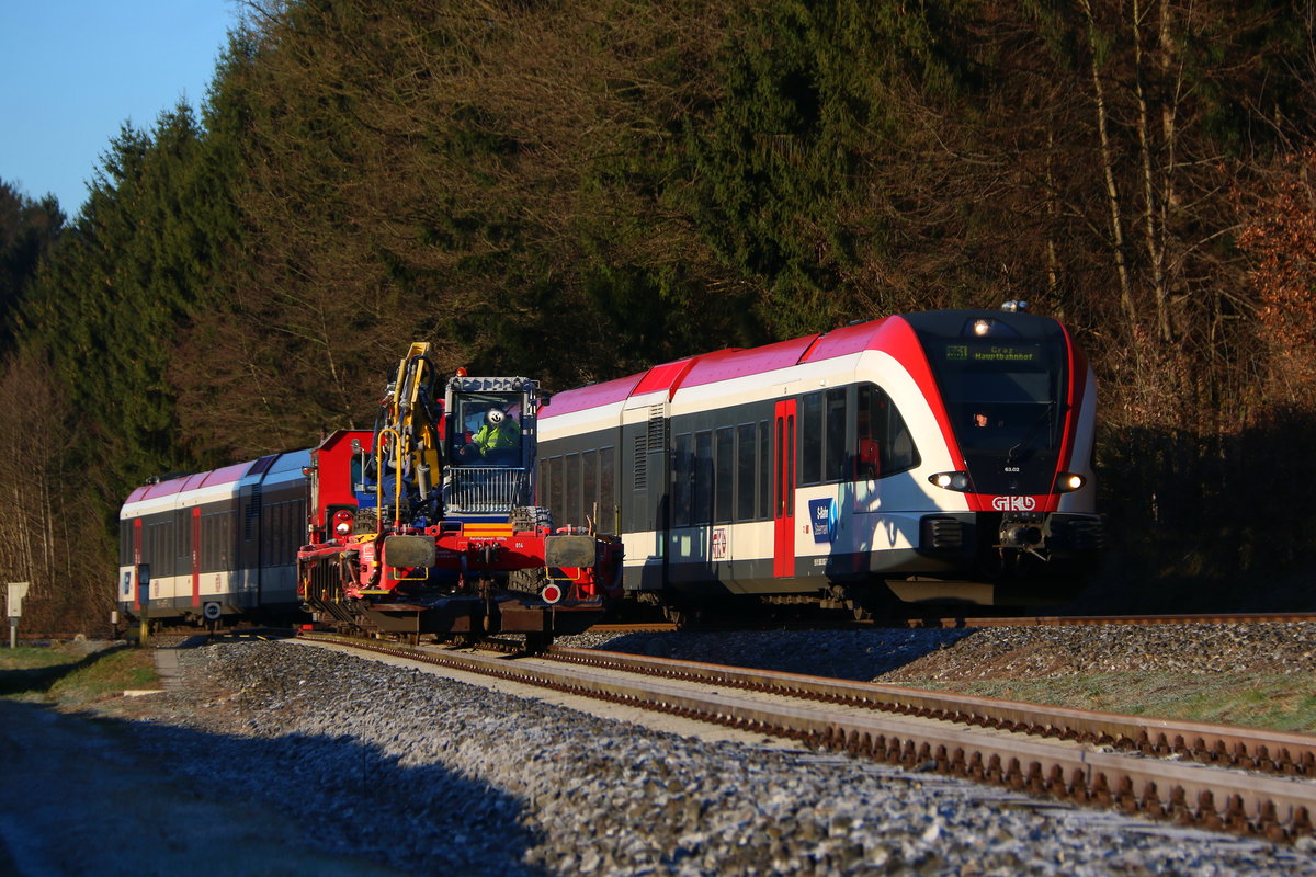 R8558 passiert die Anschlusstelle der einstigen Sulmtalbahn bei Gasselsdorf. Hinter der Weiche 1G wartet DM 100.1 auf die Zustimmung weiterarbeiten zu dürfen. 30.11.2016