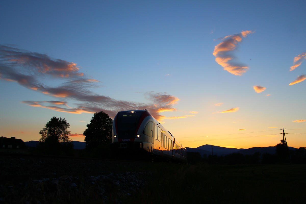 R8571 rollt am Abend des 19.Mai 2014 in den Bahnhof St.Martin im Sulmtal Bergla. 