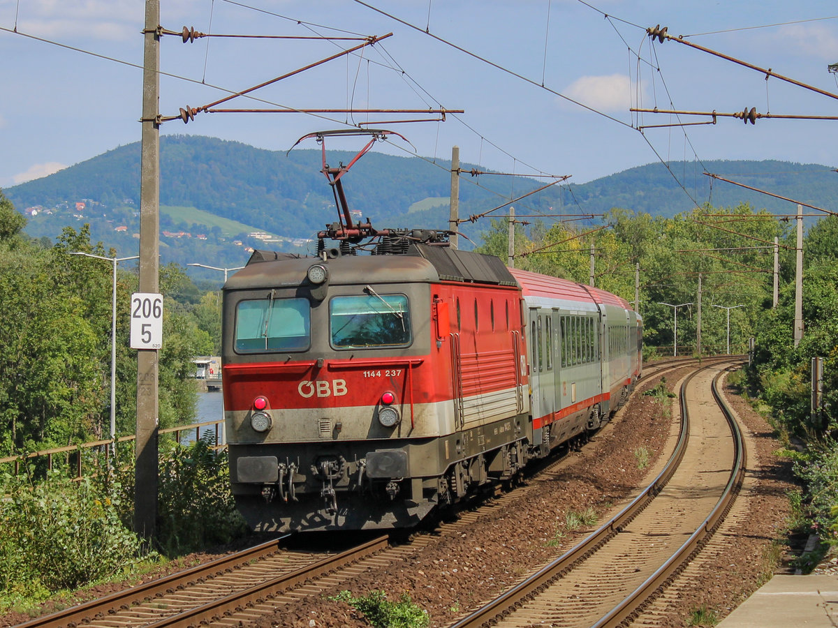Raach. Nachschuss: Die ÖBB 1144 237 zog am 28.08.2020 den Intercity 515 von Innsbruck nach Graz, hier in Raach.