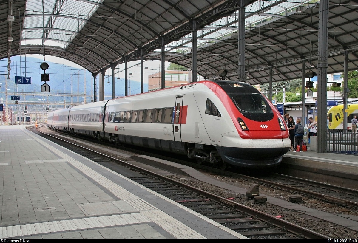 RABDe 500 000-8  Le Corbusier  als IC 522 (IC 5) von Zürich HB (CH) nach Genève-Aéroport (CH) erreicht den Bahnhof Olten (CH) auf Gleis 8.
[10.7.2018 | 13:40 Uhr]