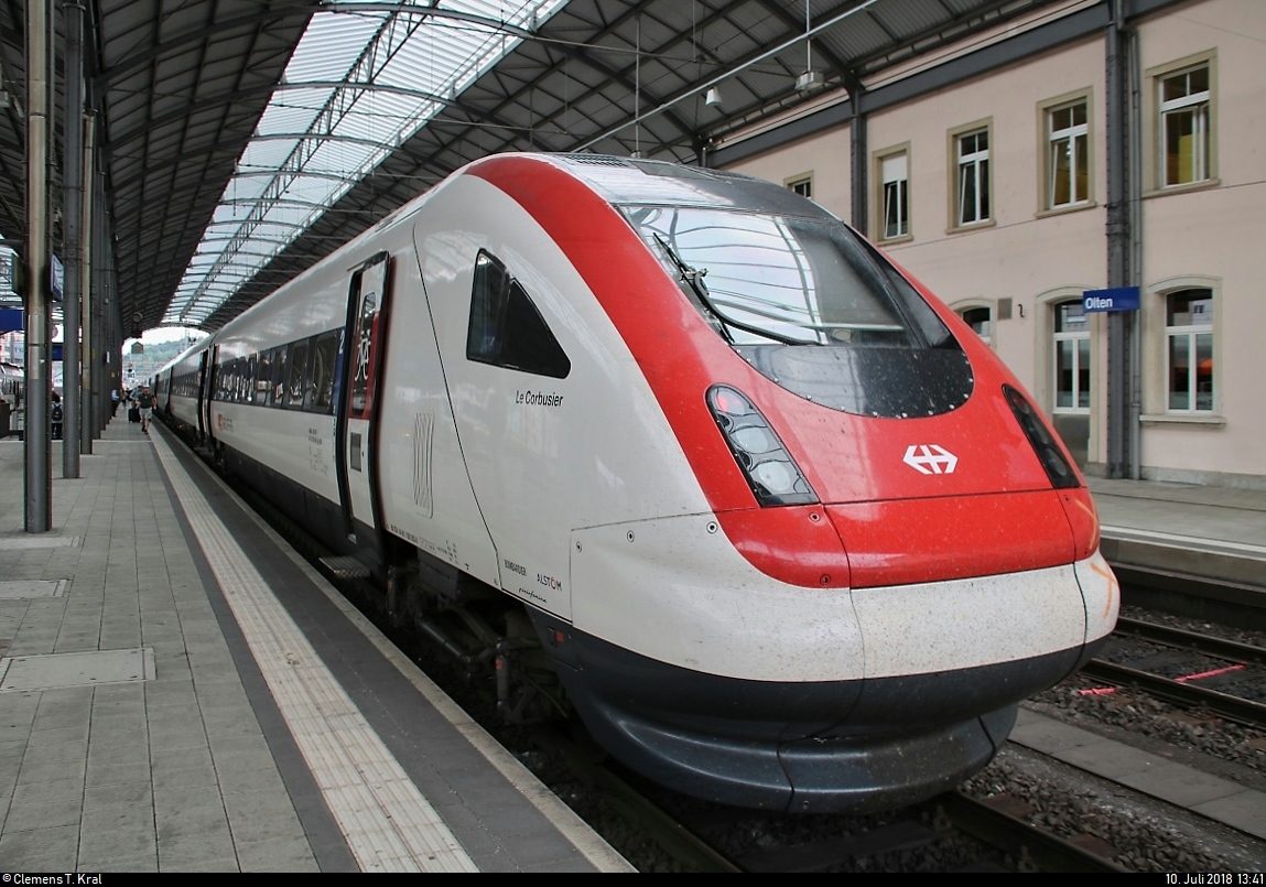 RABDe 500 000-8  Le Corbusier  als IC 522 (IC 5) von Zürich HB (CH) nach Genève-Aéroport (CH) steht im Bahnhof Olten (CH) auf Gleis 8.
[10.7.2018 | 13:41 Uhr]