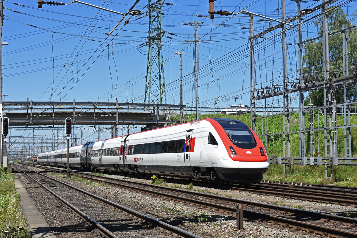 RABDe 500 001  Jean Piaget  durchfährt den Bahnhof Muttenz. Die Aufnahme stammt vom 20.06.2018.