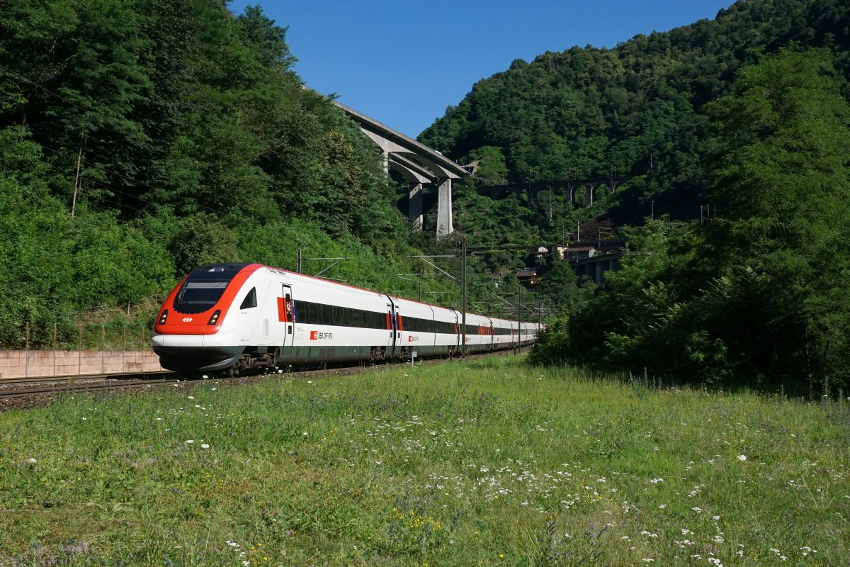 RABDe 500 001 und RABDe 500 022 fahren am 19.07.2016 als ICN 863 von Faido Richtung Biasca, aufgenommen bei Giornico.