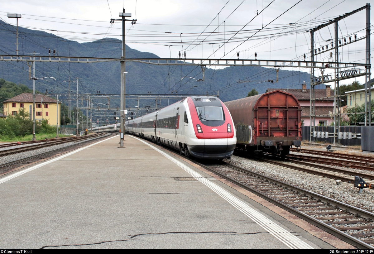 RABDe 500 002-6  Annemarie Schwarzenbach  und RABDe 500 004-2  Mani Matter  als IC 870 (IC 2) von Lugano (CH) nach Zürich HB (CH) durchfahren den Bahnhof Rivera-Bironico (CH) auf der Gotthardbahn am Monte Ceneri (600).
[20.9.2019 | 12:19 Uhr]