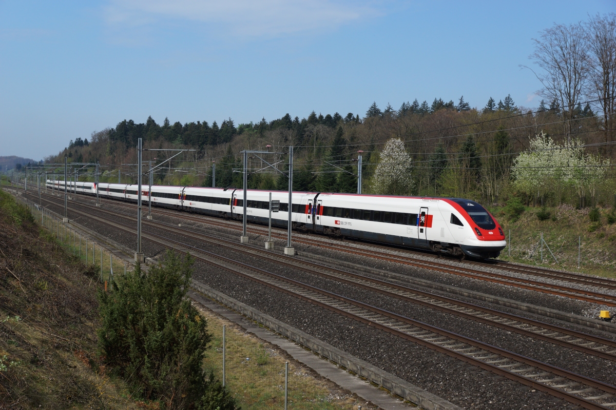 RABDe 500 004-7 und RABDe 500 029-9 fahren am 13.04.2014 auf der Neubaustrecke von Solothurn Richtung Olten, aufgenommen bei Herzogenbuchsee.