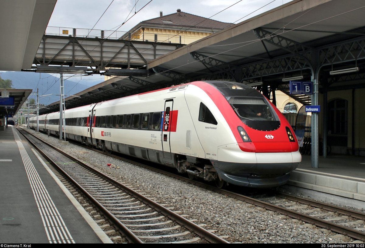 RABDe 500 005-9  Heinrich Pestalozzi  als IC 672 (IC 21) von Lugano (CH) nach Basel SBB (CH) steht im Bahnhof Bellinzona (CH) auf Gleis 1.
[20.9.2019 | 10:02 Uhr]