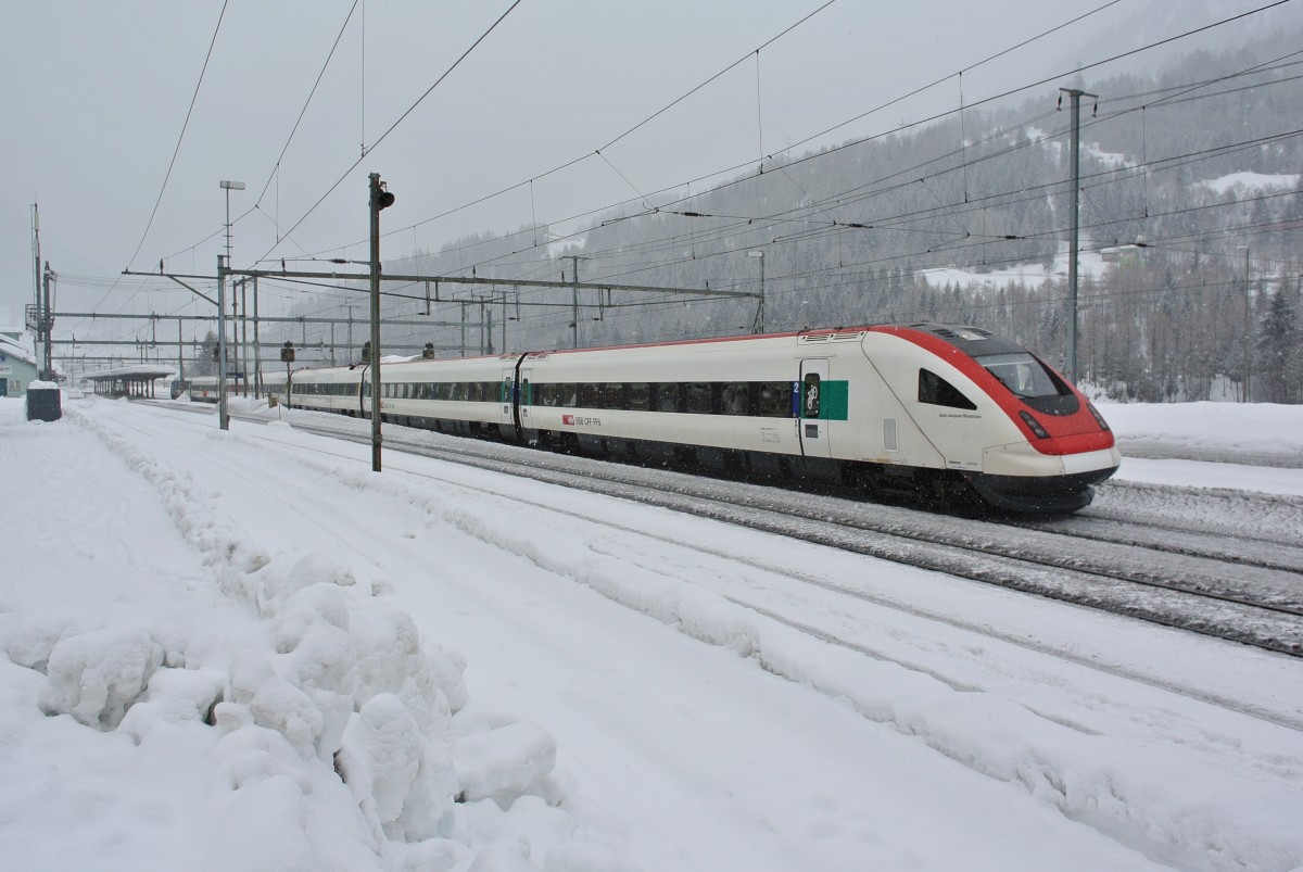 RABDe 500 015-3 als ICN 10016 bei Durchfahrt in Airolo, 30.01.2014.

