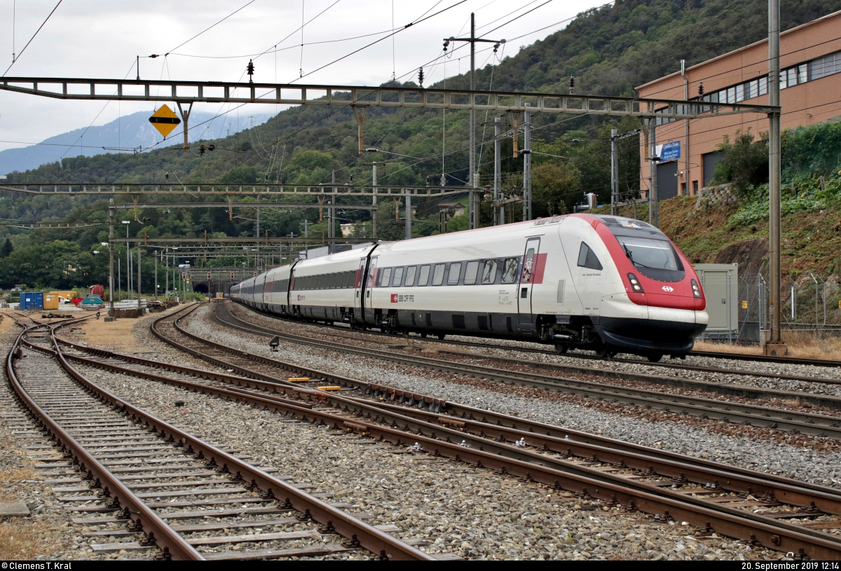 RABDe 500 015-3  Jean-Jacques Rousseau  und RABDe 500 008-3  Vincenzo Vela  als IC 667 (IC 21) von Basel SBB (CH) nach Lugano (CH) durchfahren den Bahnhof Rivera-Bironico (CH) auf der Gotthardbahn am Monte Ceneri (600).
Aufgenommen von einem öffentlich zugänglichen Parkplatz.
[20.9.2019 | 12:14 Uhr]